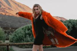 Каминская в мини и ярком пальто снялась на фоне вулкана