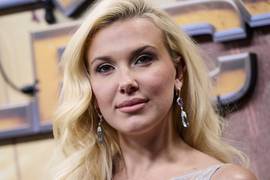 Милли Бобби Браун показала модную прическу с локонами на весну 2025