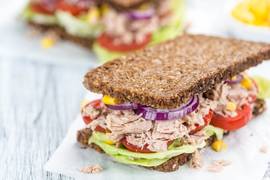 Рецепт дня: бутерброды с тунцом, кукурузой и помидорами