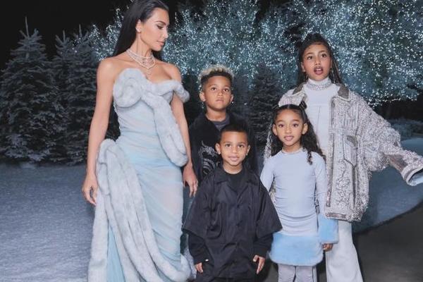 Ким Кардашьян с детьми instagram.com/kimkardashian