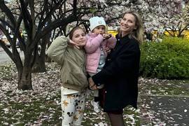 Жена Скичко впервые за время войны вернулась в Украину с дочерьми