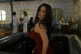 19-летняя дочь Фреймут устроила фотосессию в красном мини