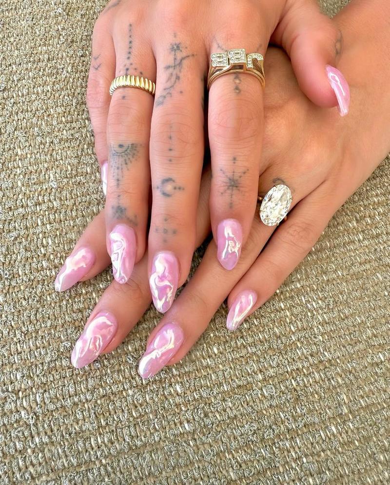 Маникюр Хейли Бибер (фото: instagram haileybieber) Маникюр Хейли Бибер (фото: instagram haileybieber)