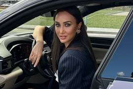 Ризатдинова посветила ногами в мини на фото с машиной