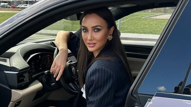 Ризатдинова посветила ногами в мини на фото с машиной