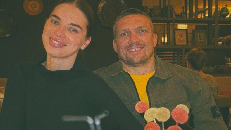 Жена Усика показала, как он кормит на руках годовалую дочь Жена Усика показала, как он кормит на руках годовалую дочь