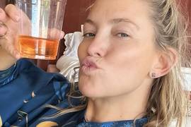 Кейт Хадсон в узком топе и с Куртом Расселом оценила "неделю дня рождения"