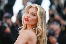Черные стрелки и карамельные губы: Эльза Хоск показала эффектный макияж