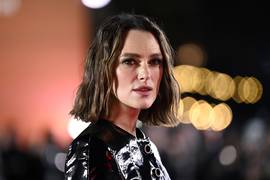 Кира Найтли предстала в необычном платье с черными бантами на показе Chanel