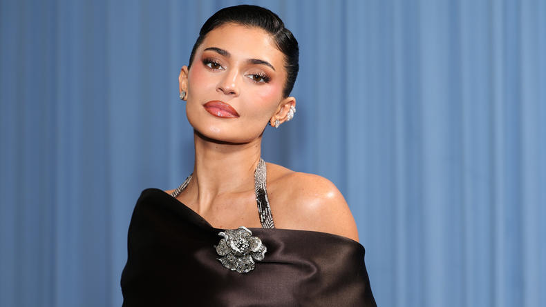 Кайли Дженнер показала модную прическу в стиле ретро на Met Gala 2025 Кайли Дженнер показала модную прическу в стиле ретро на Met Gala 2025