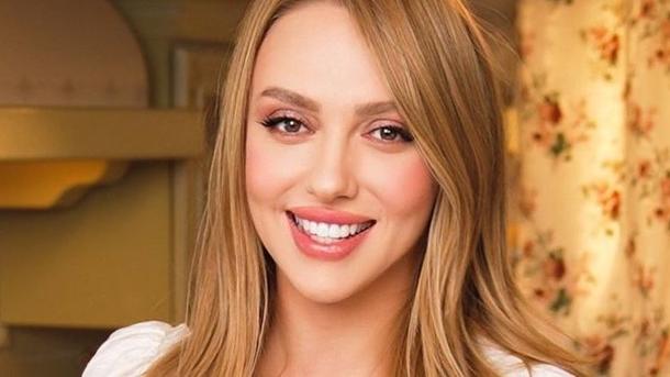 Полякова любить зніматися в невеликій кількості одягу чи навіть без нього Полякова любить зніматися в невеликій кількості одягу чи навіть без нього