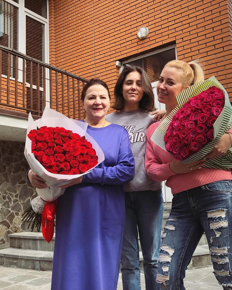 Тоня Матвієнко з дочкою та покійною мамою instagram.com/tonya_matvienko Тоня Матвієнко з дочкою та покійною мамою instagram.com/tonya_matvienko