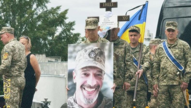 Похорон Максима Неліпи: у мережі з'явилися перші кадри з церемонії прощання