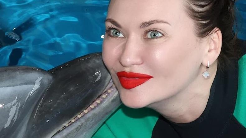 Саливанчук показала поцелуи с дельфином и морским котиком в Одессе