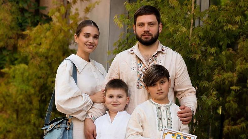Саша Бо показалася з чоловіком у вишиванках на останньому дзвонику дітей Саша Бо показалася з чоловіком у вишиванках на останньому дзвонику дітей
