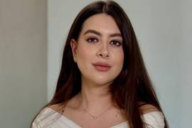 Эсхакзай показала тело в зеленом бикини на видео из Португалии