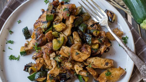 Рецепт дня: курица, запечённая с кабачком