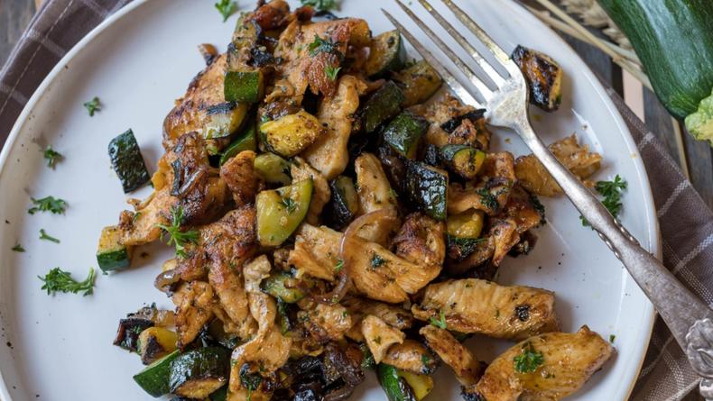 Рецепт дня: курица, запечённая с кабачком Рецепт дня: курица, запечённая с кабачком