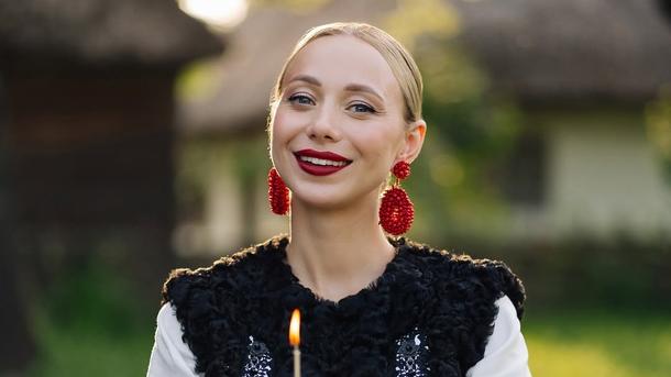 Екатерина также продемонстрировала супруга с цветами и свое детское фото Екатерина также продемонстрировала супруга с цветами и свое детское фото