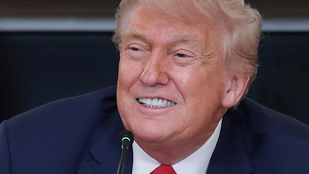 Трамп осуществил эпизодические появления во многих фильмах, в большинстве случаев сыграв самого себя Трамп осуществил эпизодические появления во многих фильмах, в большинстве случаев сыграв самого себя