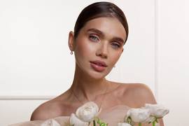 Саша Бо отпраздновала 30-летие в розовом корсете с черешней