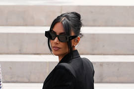 В бриллиантах и шубе: Ким Кардашьян прошлась по подиуму на показе Balenciaga