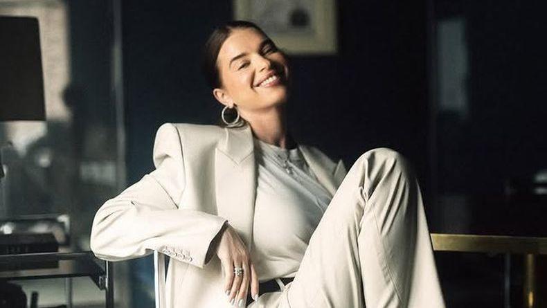 Дружина Усика блиснула декольте на модному заході в Парижі