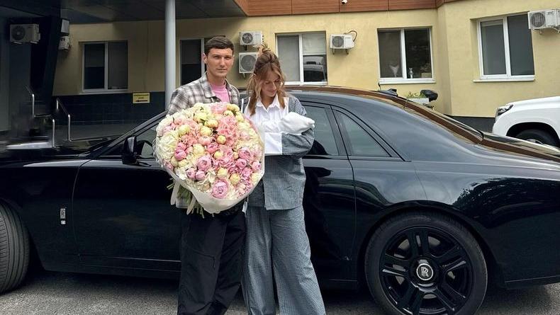 Никитюк засветила лицо сына и показала, как кормит его грудью