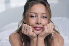 Тина Кароль в кружевном пеньюаре поведала о чувствах