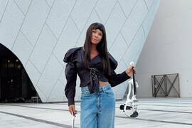 Ахат сверкнула голым животом в коротком топе в 60 лет