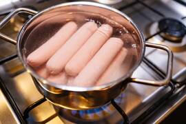 Сколько минут готовить сосиски: способ, который заставит их больше никогда не лопаться