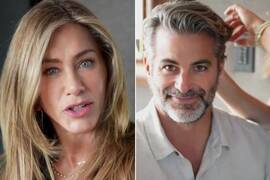 Энистон показала на видео заботу о волосах своего возлюбленного