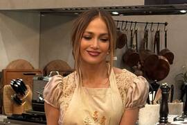 Лопес в фартуке и платье показала готовку с ребенком по случаю Дня благодарения