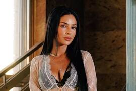 Огневич обнажила спину и часть груди в блестящем платье