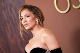 Дженнифер Лопес вышла на сцену в бикини и засветила накаченный пресс