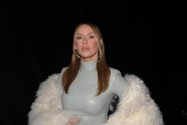 Никитюк в облегающем платье и меху вжилась в образ голливудской дивы