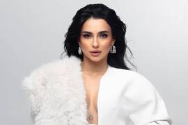 Тринчер устроила легкую эротику в белом жакете на голую грудь