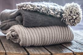 Как правильно стирать шерстяную одежду: свитера, шапки и шарфы не будут образовывать катышки