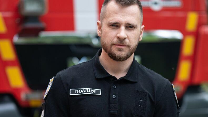 Пишет песни, создает странные вещи своими руками и имеет жену звезду: интересные факты об актере Юрии Выхованце