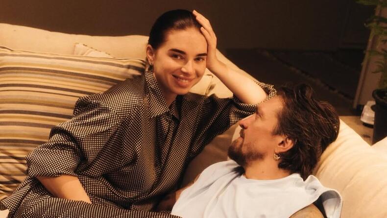 Жена Усика в купальнике сверкнула ногами на побережье Таиланда