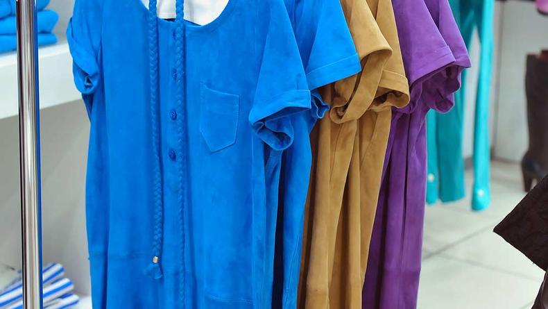 Цветные замшевые платья в новой коллекции Kookai