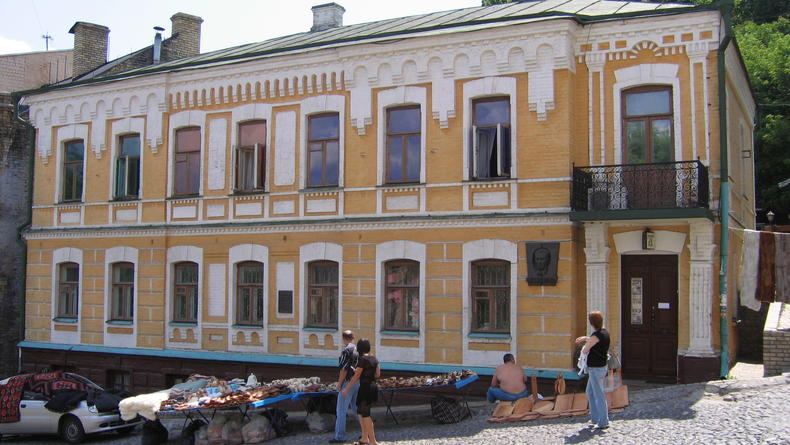 Музей Булгакова работает, не взирая на хаос