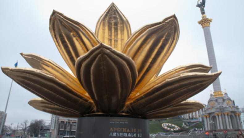 В столице на Майдане уже смонтирован Золотой лотос