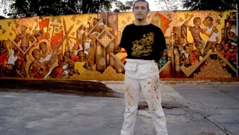 Греческий художник  расписывает стену Мыстецкого Арсенала