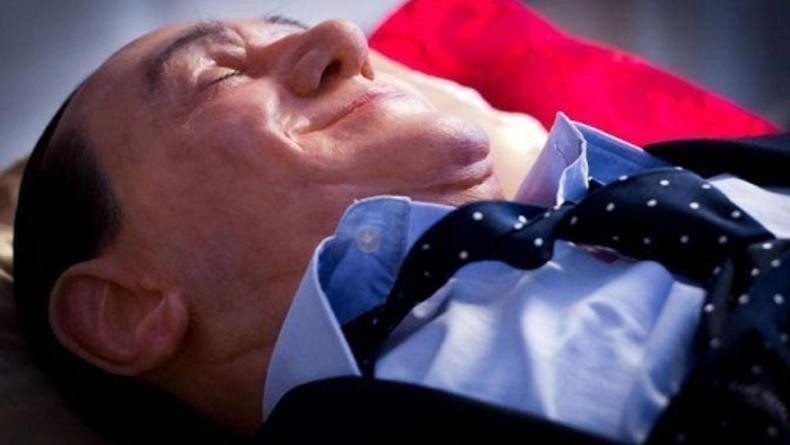 Берлускони в гробу: новая инсталяция от пары геев