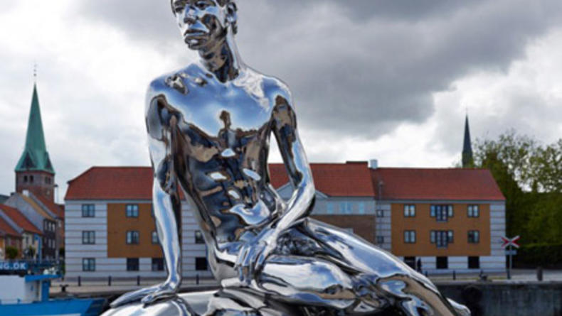 В Дании установлена скульптура зеркального мальчика