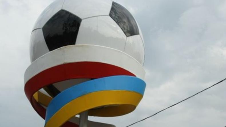На въездах в Киев появились крашеные Мишки и чудо-мячи