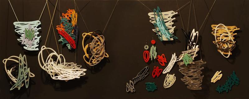 Украшения в виде жвачек, балконов и мокрого белья