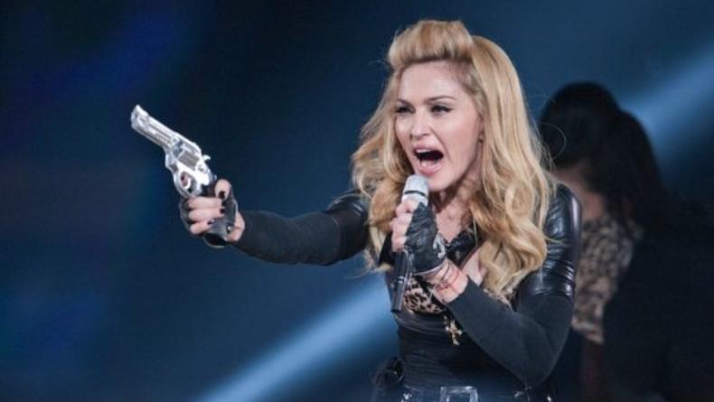 Игнорируя запрет, Мадонна вышла на сцену с оружием