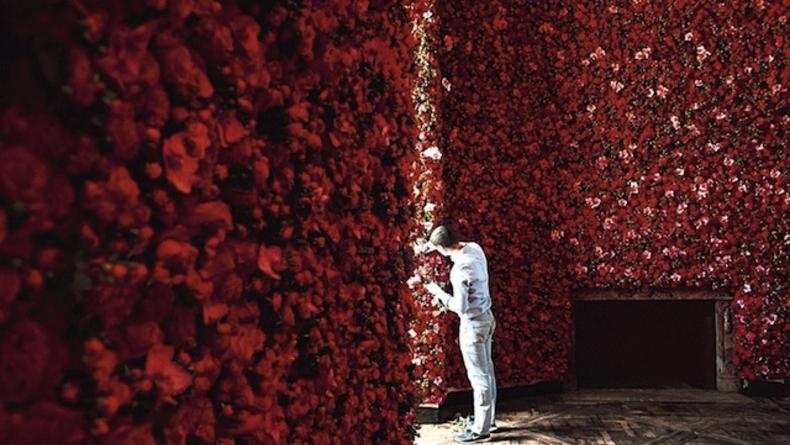 Как делали дом из миллиона роз для показа Dior. ВИДЕО